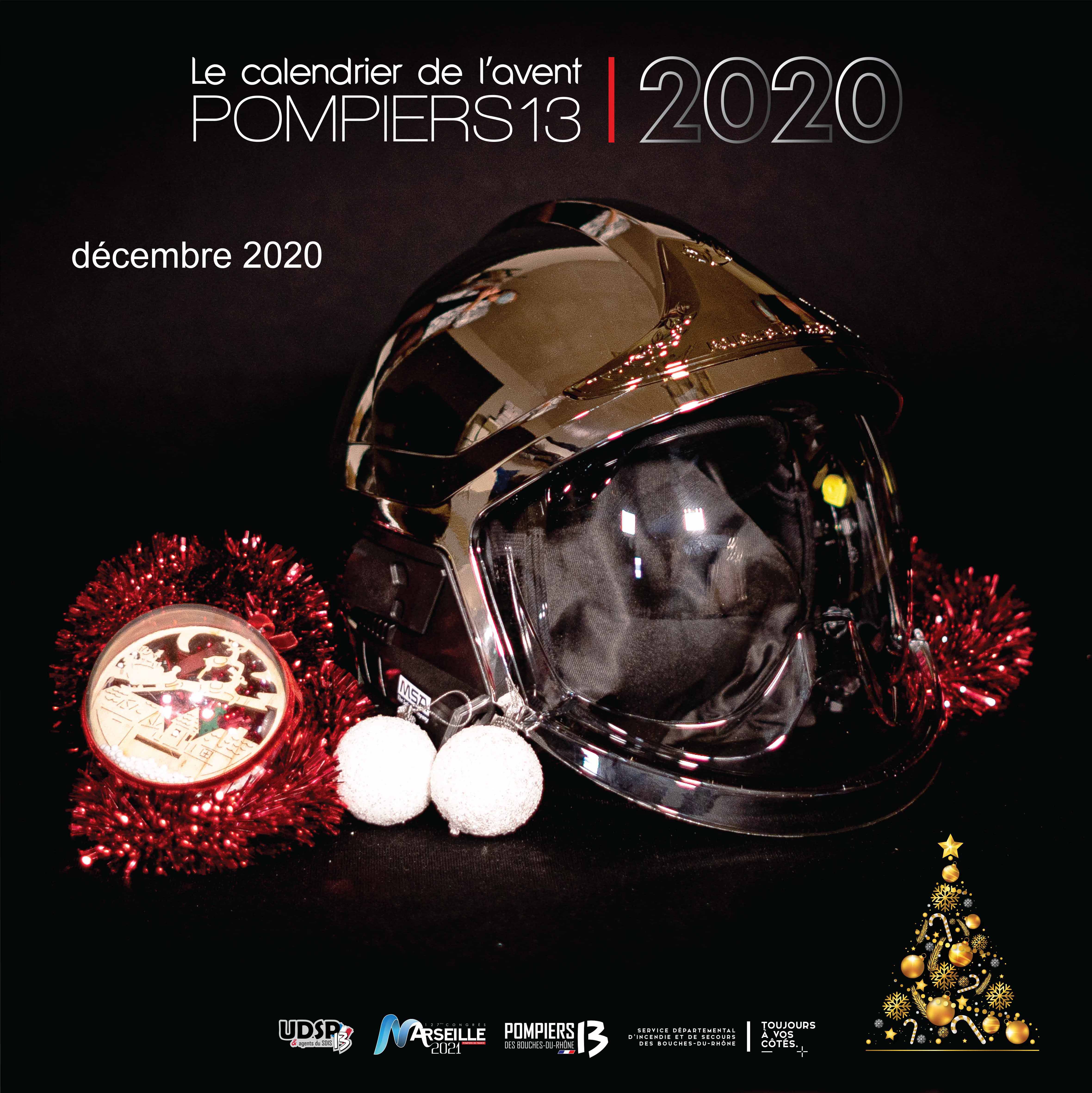 Casque de pompier entouré d'une guirlande et de boules de Noël